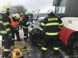 20190103194816_09-009: Video, foto: K nehodě osobního vozidla a autobusu na Kolínsku letěl vrtulník