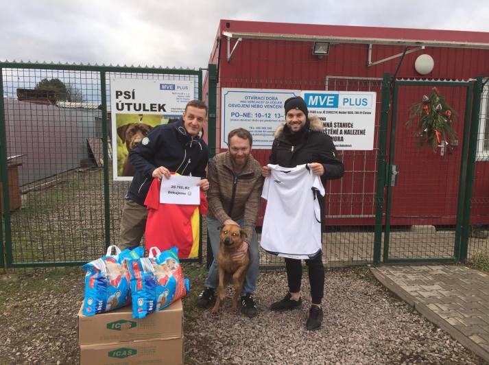 Pořadatelé charitativního futsalového zápasu předali psímu útulku přes dvacet tisíc korun! 