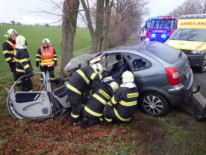 Foto: Hasiči u Čáslavi vyprostili zaklíněného řidiče po střetu dvou vozidel