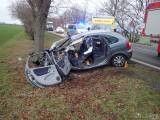 20190109074731_1-001: Foto: Hasiči u Čáslavi vyprostili zaklíněného řidiče po střetu dvou vozidel