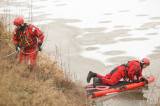 20190124123223_x-5683: Foto: Kolínští hasiči trénovali záchranu z probořeného ledu