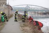 20190124123223_x-5685: Foto: Kolínští hasiči trénovali záchranu z probořeného ledu