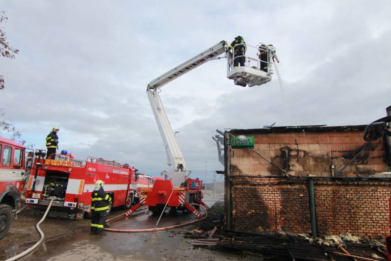 Foto, video: Při požáru usedlosti ve Vykáni byl vyhlášen druhý stupeň poplachu