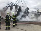 20190211183549_02-002: Foto, video: Při požáru usedlosti ve Vykáni byl vyhlášen druhý stupeň poplachu