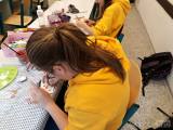 20190212134916_09: Dívky z deváté třídy ZŠ Vrdy se zapojily do projektu „SRDCE S LÁSKOU Darované“