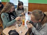 20190212134918_19: Dívky z deváté třídy ZŠ Vrdy se zapojily do projektu „SRDCE S LÁSKOU Darované“