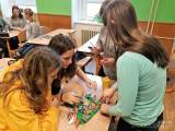 20190212134918_21: Dívky z deváté třídy ZŠ Vrdy se zapojily do projektu „SRDCE S LÁSKOU Darované“