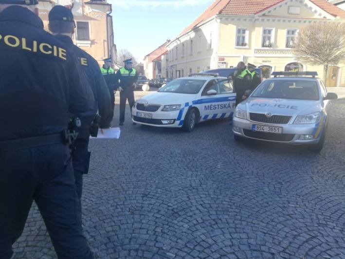Policisté z Čáslavi zkontrolovali ubytovny, zaměřili se také na parkování ve městě