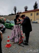 20190223123136_svatba26: Zkušební komisař Petr Rychtář obstál u svatebního obřadu, do společného života vykročili s Romanou Hýnovou