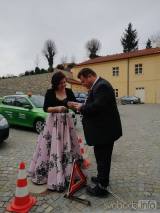 20190223123137_svatba27: Zkušební komisař Petr Rychtář obstál u svatebního obřadu, do společného života vykročili s Romanou Hýnovou