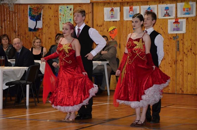 Foto: Školní ples v Žehušicích opět roztančil zaplněnou tělocvičnu místní základní školy