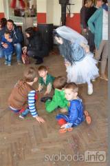 20190226232939_DSC_0194: Foto: Děti na tupadelském karnevale pobavil čaroděj Emča!