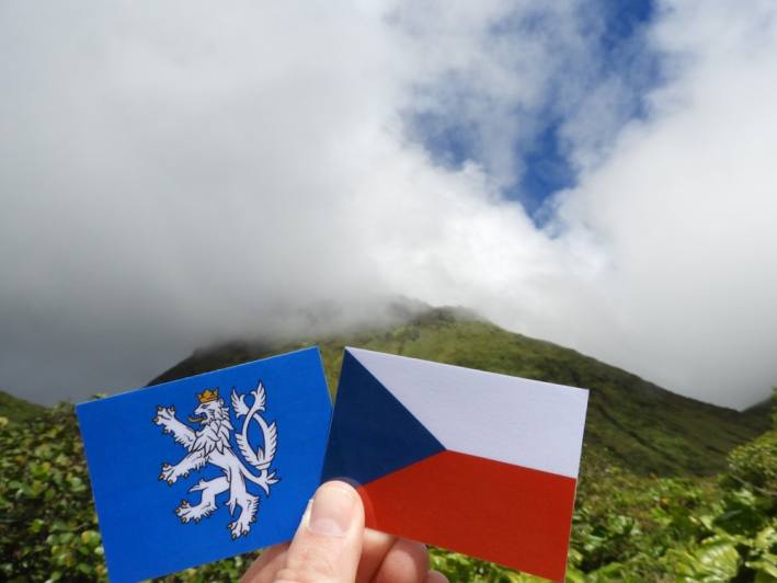Čáslavská vlaječka "zavlála" nad karibskou sopkou La Soufriére