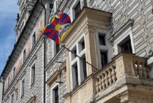 Nad kolínskou radnicí zavlála tibetská vlajka
