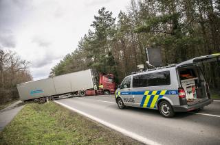 Aktuálně, foto: Silnici z Kolína do Hradištka zcela zablokoval havarovaný kamion