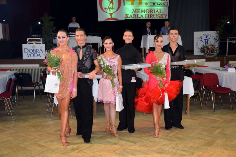 Foto, video: Po úspěšné reprezentaci na taneční soutěži si „odskočili“ na Taneční ples