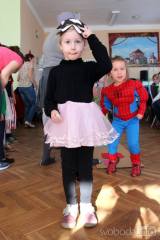 20190324004322_IMG_4305: Foto: Na dětském karnevale v Bahně se pobavili také rodiče!