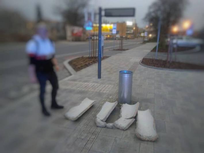 Mladý vandal si vybil vztek na odpadkovém koši před nádražím