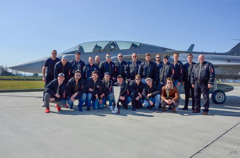 Hokejisté HC Čáslav přivezli na leteckou základnu ukázat mistrovský pohár!