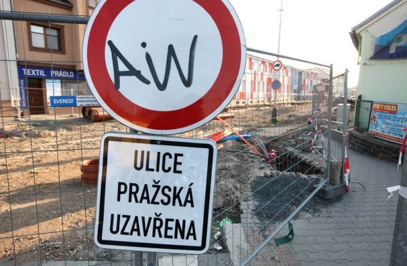  Situace v Pražské ulici v Kolíně se vyhrocuje, subdodavatel blokuje těžkou technikou staveniště 