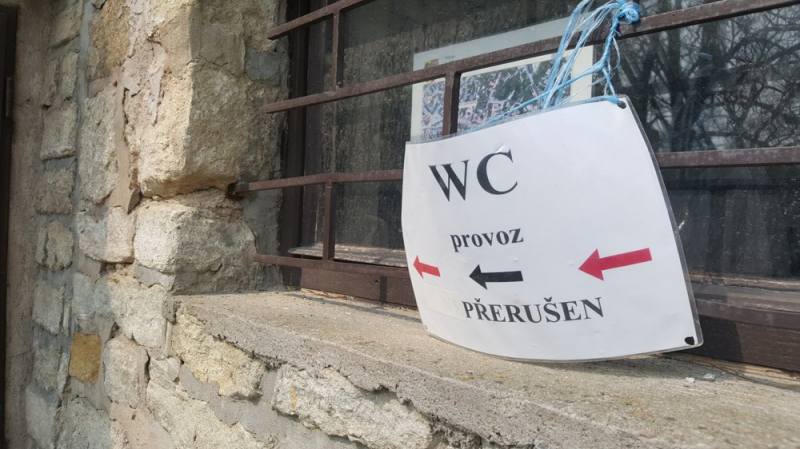 Záchodky u Vlašského dvora zůstanou ještě zavřené, turisty budou směrovat do Libušiny ulice