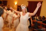 20190421011214_5G6H3935: Foto: Fialkový ples pozdravily žlebské ženy klasickým baletem „Labutí jezero“