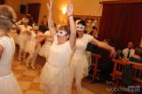 20190421011214_5G6H3940: Foto: Fialkový ples pozdravily žlebské ženy klasickým baletem „Labutí jezero“