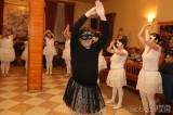 20190421011215_5G6H3990: Foto: Fialkový ples pozdravily žlebské ženy klasickým baletem „Labutí jezero“