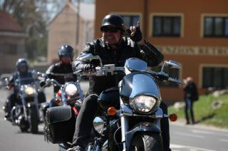 Foto, video: Kutnohorští motorkáři Royal Riders zahájili sezonu tradičním pozdravem pouti