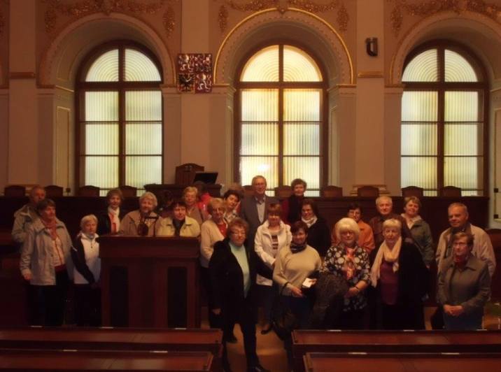 Členové Klubu důchodců Kutná Hora navštívili Poslaneckou sněmovnu PČR
