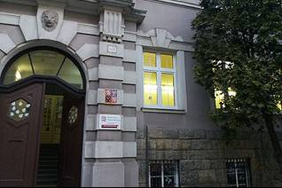 Na budově čáslavské ZŠ Husova vyměnili okna, vnitřní parapety, včetně žaluzií