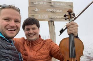 Houslový virtuóz Roman Patočka, pravidelný účastník Kutnohorského hudebního festivalu, zahrál Bacha nad hranicí 5000 metrů nad mořem