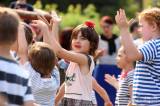 20190606223022_5G6H6216: Foto: Dětem z MŠ Benešova II zahrálo na zahradě Divadélko Kůzle!