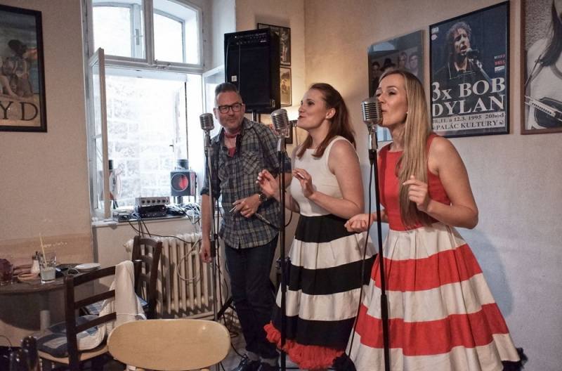 Foto: V kutnohorské kavárně Blues Café zahrál na foukací harmoniku Charlie Slavík