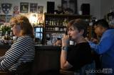 20190609152219_char_sla612: Foto: V kutnohorské kavárně Blues Café zahrál na foukací harmoniku Charlie Slavík