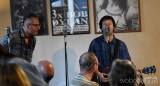 20190609152221_char_sla615: Foto: V kutnohorské kavárně Blues Café zahrál na foukací harmoniku Charlie Slavík