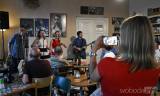 20190609152221_char_sla616: Foto: V kutnohorské kavárně Blues Café zahrál na foukací harmoniku Charlie Slavík
