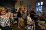 20190609152227_char_sla632: Foto: V kutnohorské kavárně Blues Café zahrál na foukací harmoniku Charlie Slavík