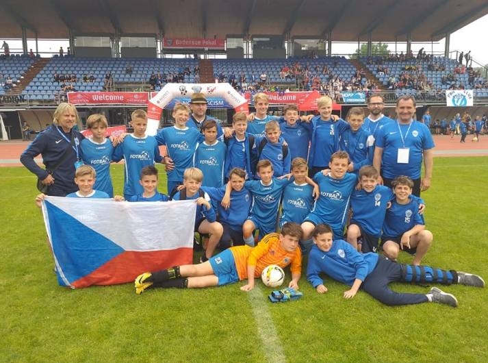 Šest čáslavských fotbalových týmů se o víkendu představilo v zahraničí, dorostencům cinkla medaile 