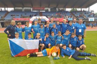 Šest čáslavských fotbalových týmů se o víkendu představilo v zahraničí, dorostencům cinkla medaile 
