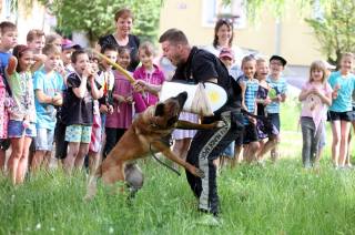 Foto: Děti ze ZŠ T.G. Masaryka obdivovaly výcvik policejních psů