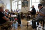 20190620211117_DSCF8798: V kutnohorské kavárně Blues Café zahráli Robert „Bob“ Wiliamson a Joe Kučera