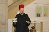 kava104: Bc. J. Kremla autor výstavy Čaj a káva radost dává v převleku kavárníka Hatalaha z Damašku - V Kamenném domě putovali za cikorkou, užili si o ochutnávku