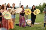 20190622203013_5G6H0047: Foto: Letní slunovrat přivítali u menhirů v Kutné Hoře společným bubnováním