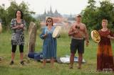 20190622203014_5G6H0052: Foto: Letní slunovrat přivítali u menhirů v Kutné Hoře společným bubnováním