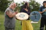 20190622203017_5G6H0070: Foto: Letní slunovrat přivítali u menhirů v Kutné Hoře společným bubnováním