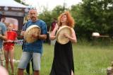 20190622203020_5G6H0097: Foto: Letní slunovrat přivítali u menhirů v Kutné Hoře společným bubnováním