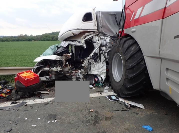 Kutnohorští hasiči zachránili řidiče z dodávky po střetu s kombajnem