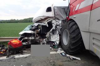 Kutnohorští hasiči zachránili řidiče z dodávky po střetu s kombajnem