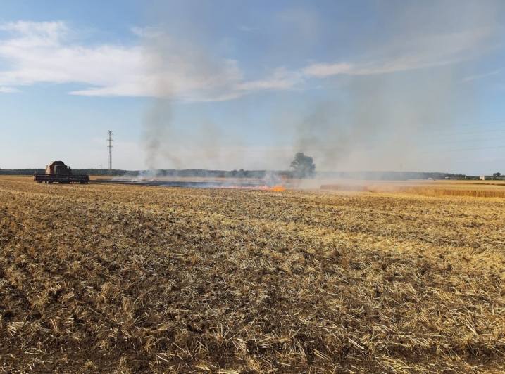 Na poli u Cerhenic vzplál kombajn, požár pak zasáhl neposekanou část pole